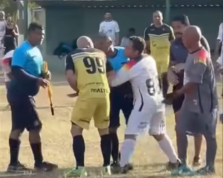 Árbitro corre atrás de jogador com facão nas mãos (vela o vídeo)